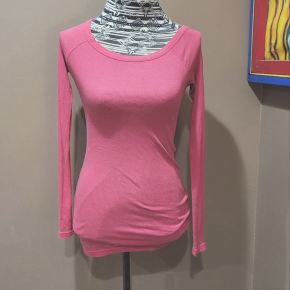 American Eagle Outfitters Tops - American Eagle pink long sleeve fitted t-shirt